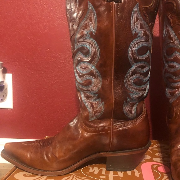 Womens Justin Boots for Sale. Size: 11. One scuff on toe but barely noticeable - Picture 2 of 6